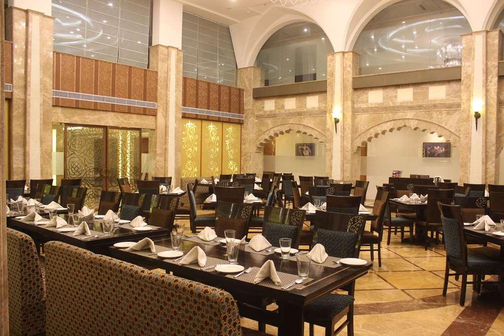 Ramada By Wyndham Varanasi Katesar Chandauli Restoran gambar